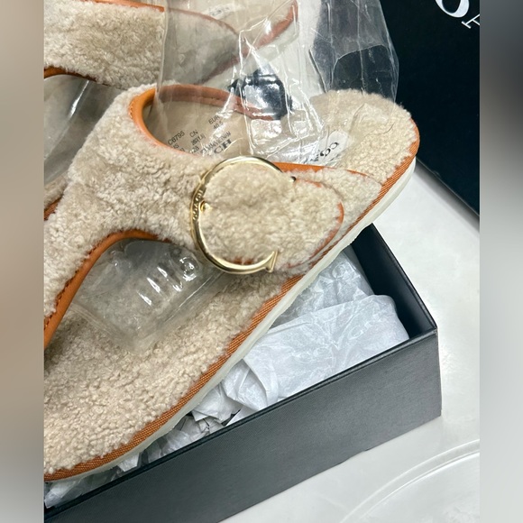 😁SOLD😁 Authentic Coach Women’s Beige & Brown Fuzzy Thong Sandals  10B - Picture 6 of 13